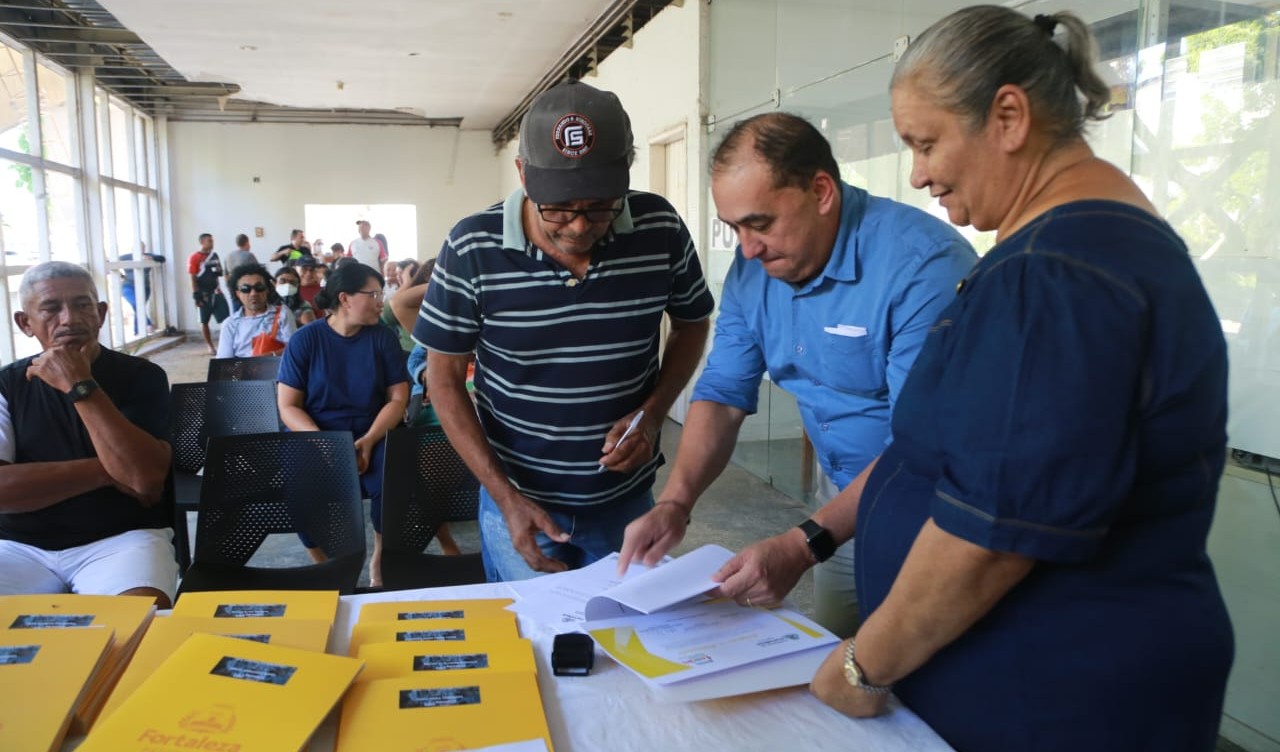 feirante assinando o termo de permissão